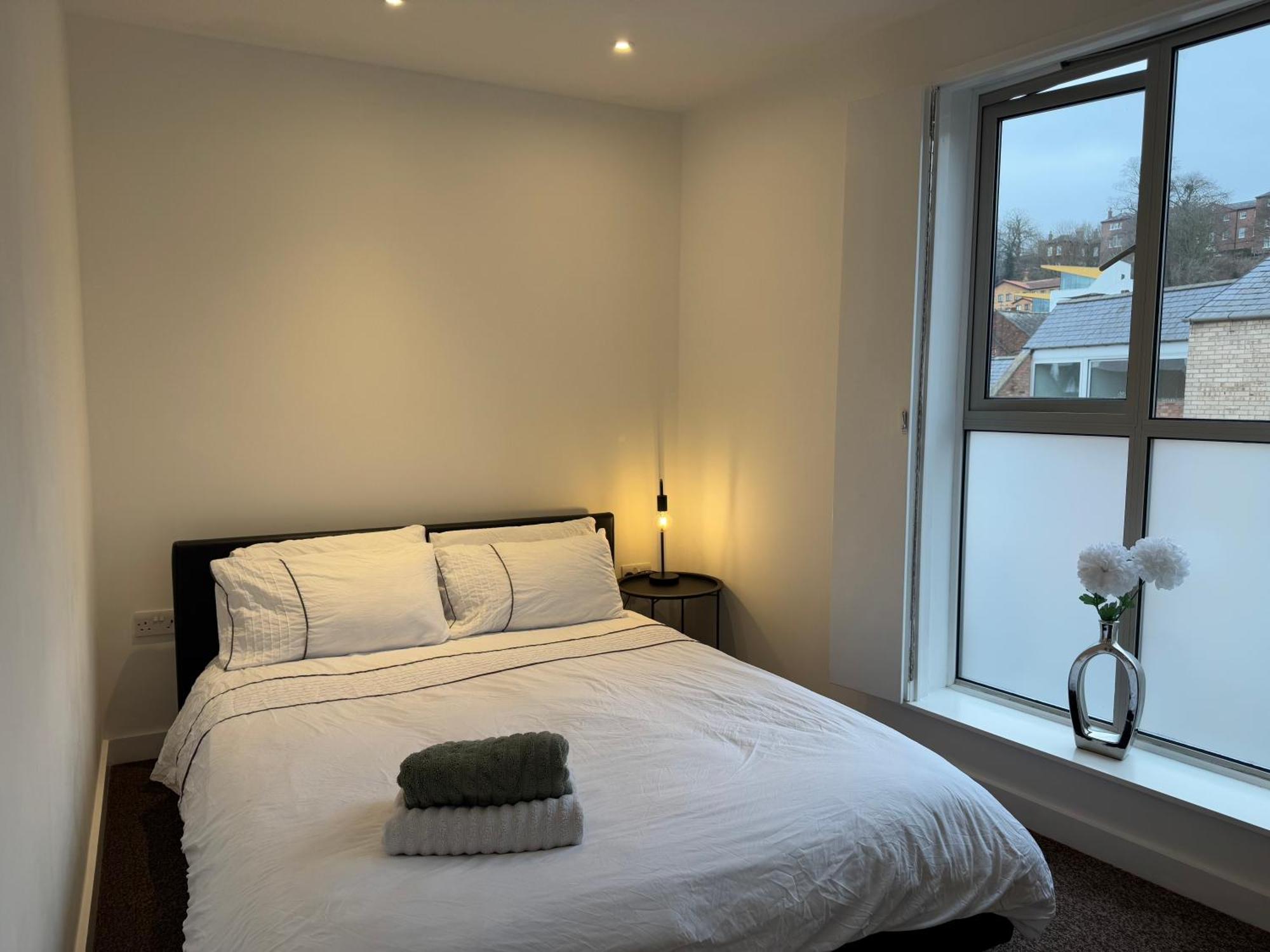 Cathedral View Apartment: Modern Central Stay with Parking Lincoln Exterior photo