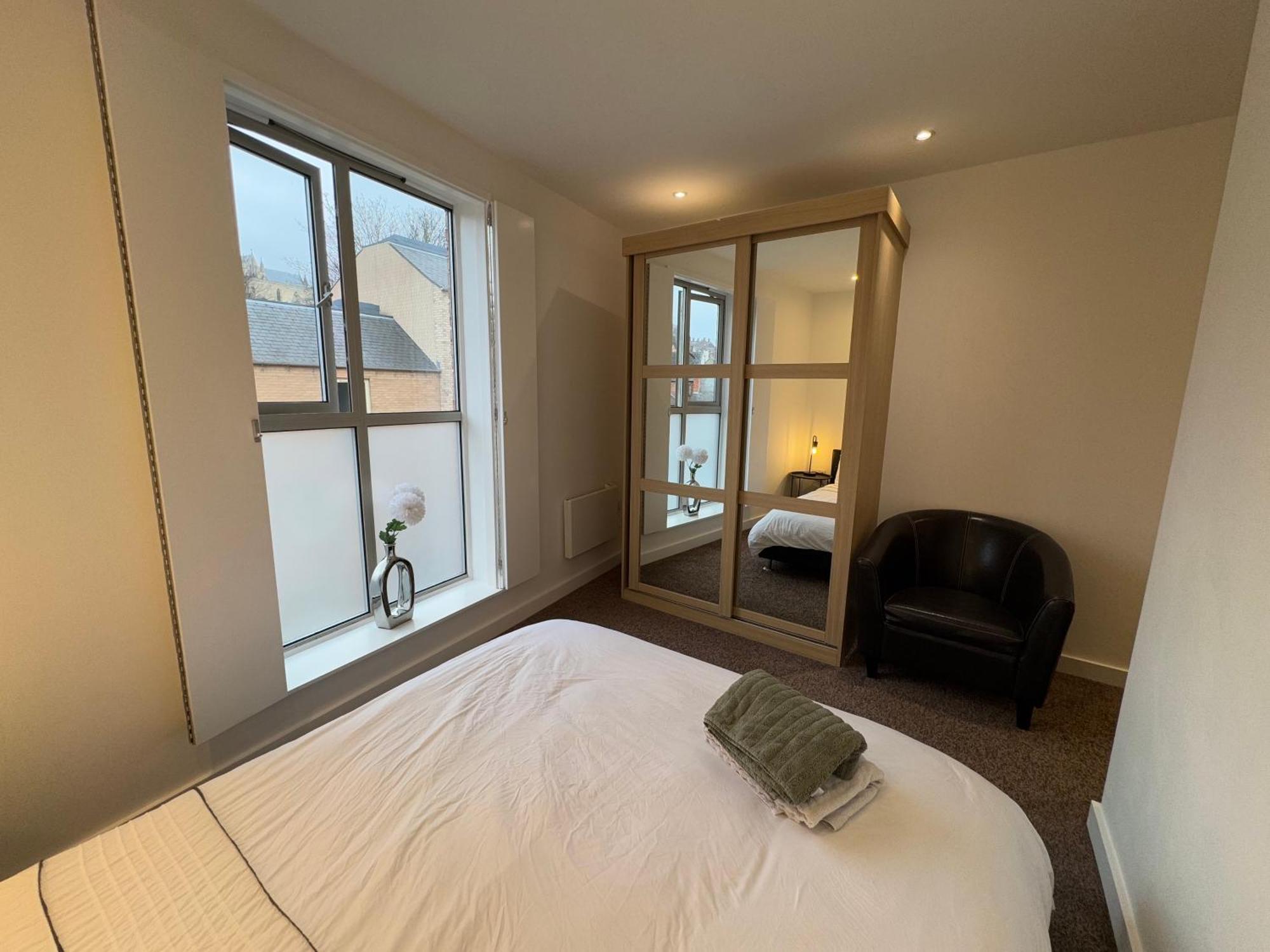 Cathedral View Apartment: Modern Central Stay with Parking Lincoln Exterior photo