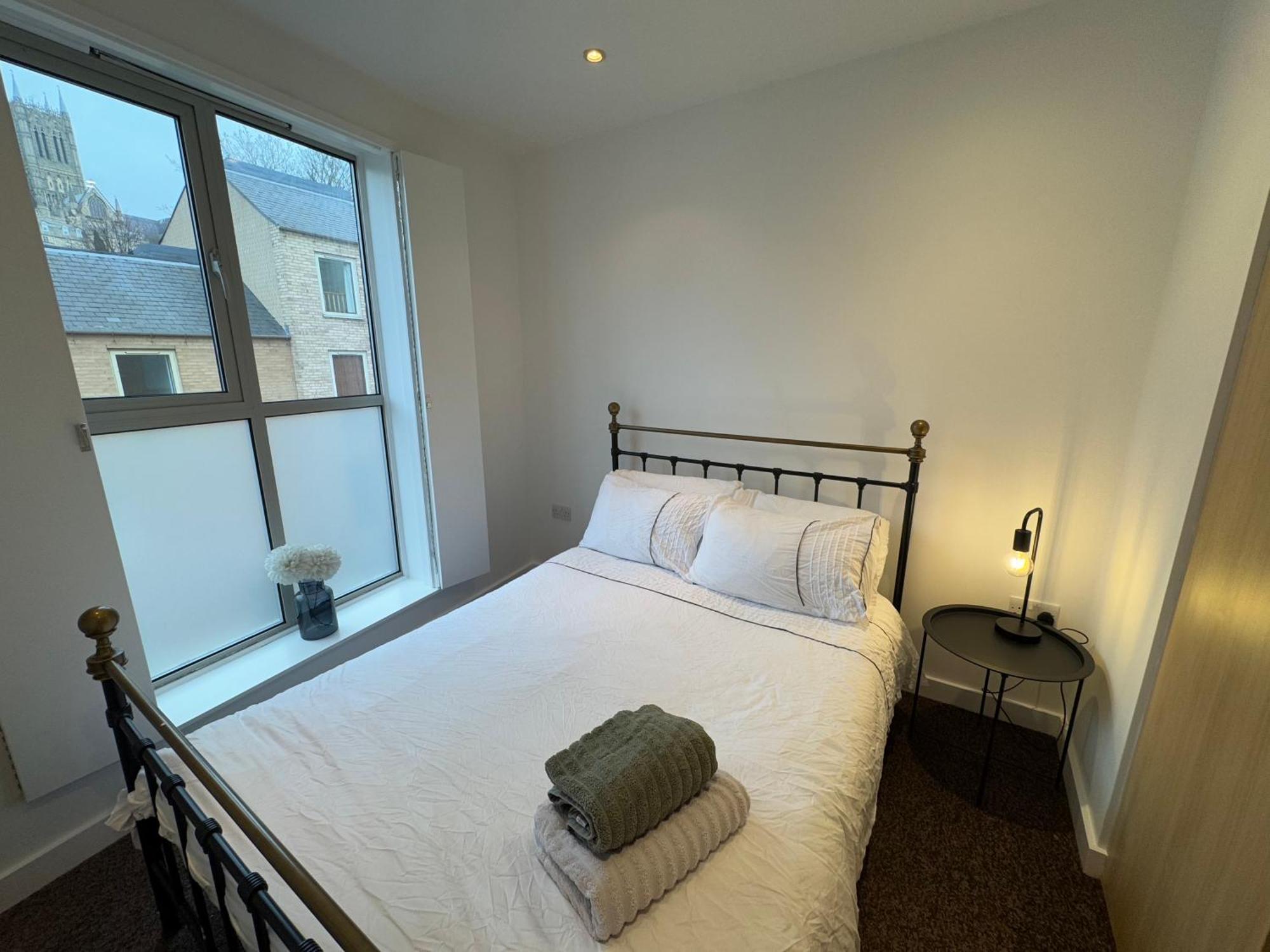 Cathedral View Apartment: Modern Central Stay with Parking Lincoln Exterior photo